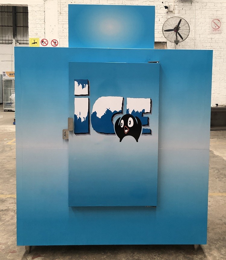 Commercial ice merchandiser outdoor ice cooler bag storage freezer